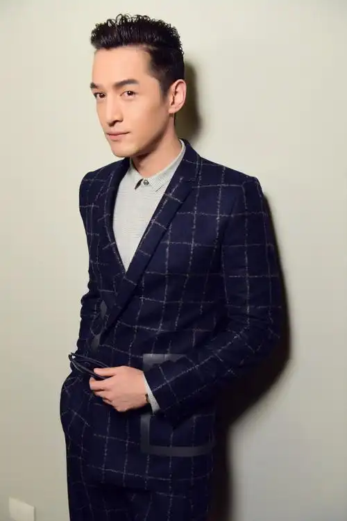 胡歌亮相米兰时装周风度翩翩帅气逼人