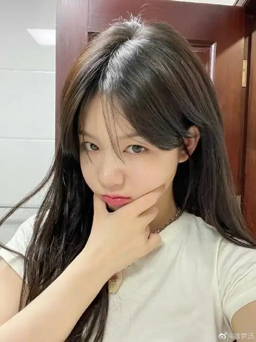 徐梦洁素颜对镜自拍照