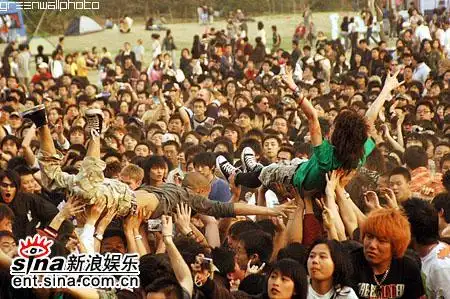 图文:2006迷笛音乐节第二天--双人跳水