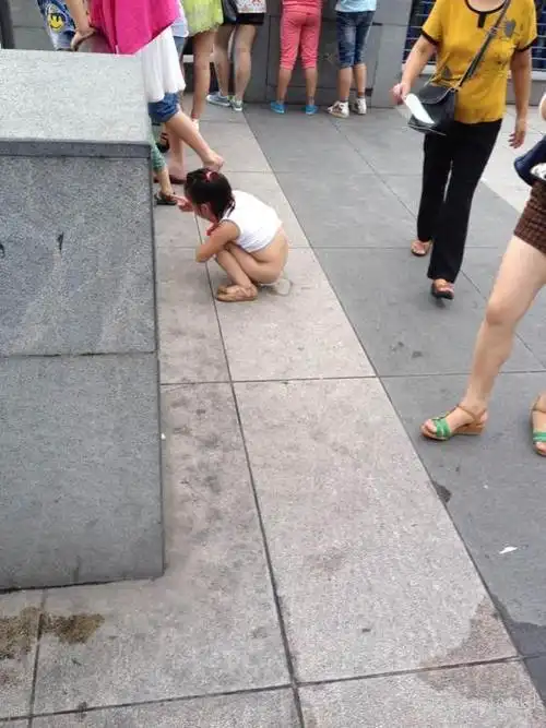 今天在外滩一小女孩当众小便