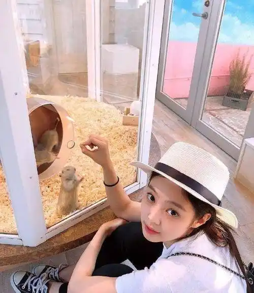 jennie私服,未修图无ps下的造型跟p图毫无区别,满满清纯少女感_姐姐