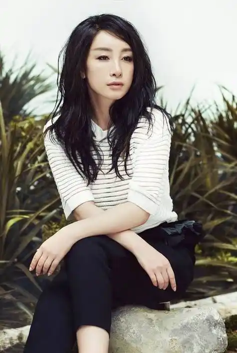 回顾秦海璐给单眼皮上千万保险产下巨婴症儿子险哭瞎双眼