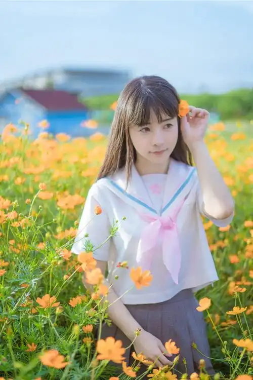 清新唯美小女生花丛写真嬉戏柔美写真图片