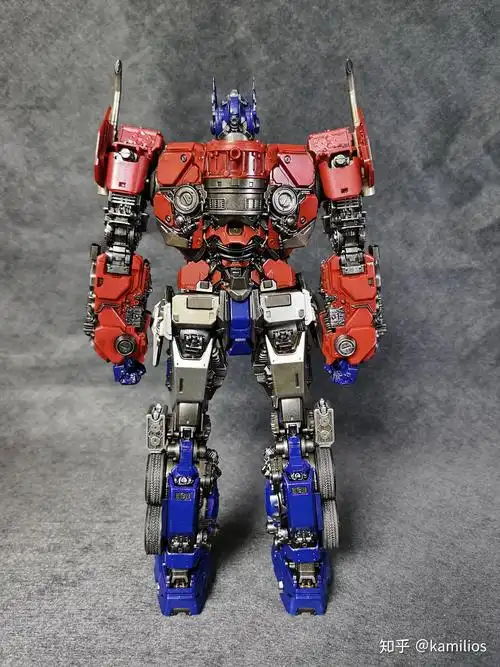 背面虽然一般不作为展示重点,不过3a擎天柱丝毫没有马虎处理,诚意十足