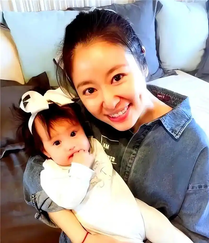 林心如的宝宝非常可爱!