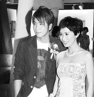 吴卓羲忽然变成"软饭王" 传佘诗曼倒贴(组图)