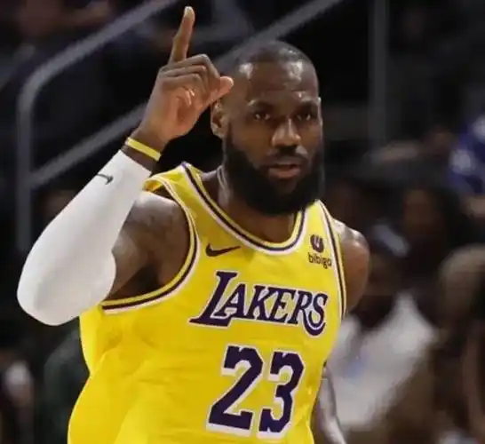 詹姆斯,狄龙冤家聚首!火箭,湖人酝酿3换1交易,范德彪回家?