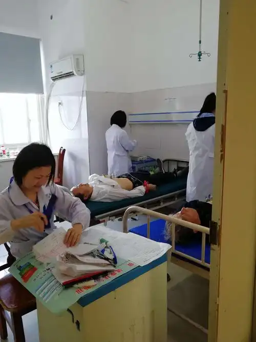 心电图的姑娘们有条不紊的进行心电图检查