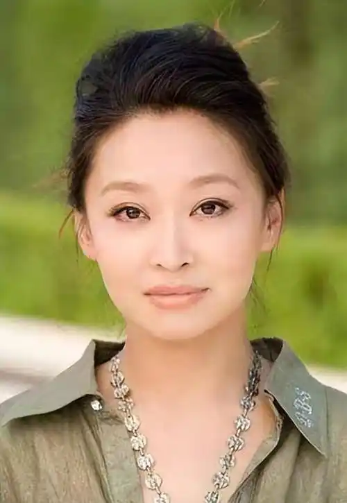 年轻时肤白貌美,如今只能演土气大妈,岁月这把"杀猪刀"太可怕_丁嘉丽