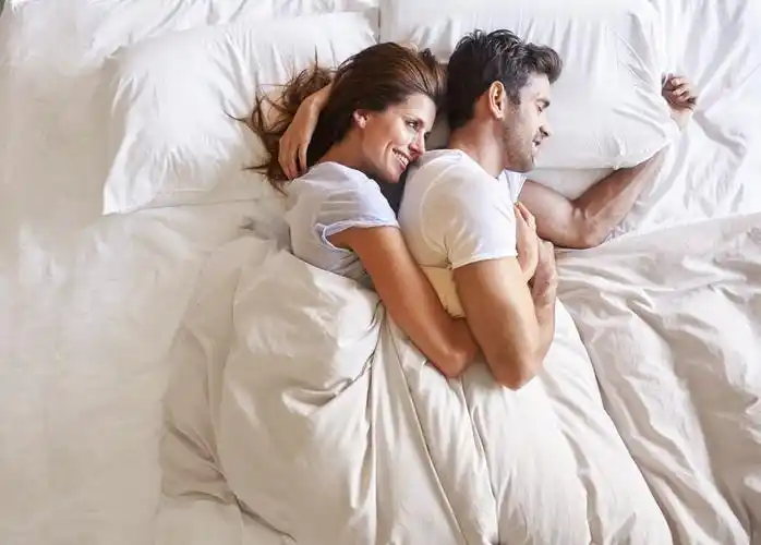 开心拥抱情侣图片