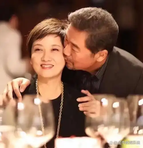 在重婚以后,还和现任妻子在节目《幸福三重奏》上大秀恩爱,这使他背上