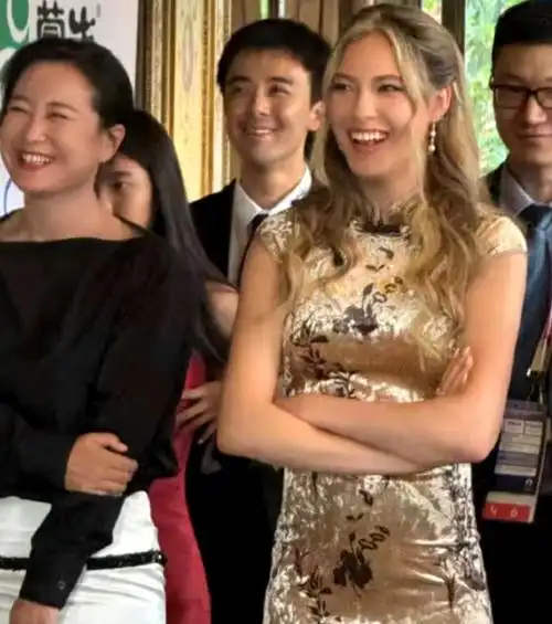 年轻还是占优势的,加上谷爱凌是混血基因,骨架大,个子高,和身高168的