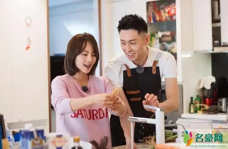 随后买超在个人社交平台发文夸张嘉倪年轻:"我怎么感觉她越长越小呢?