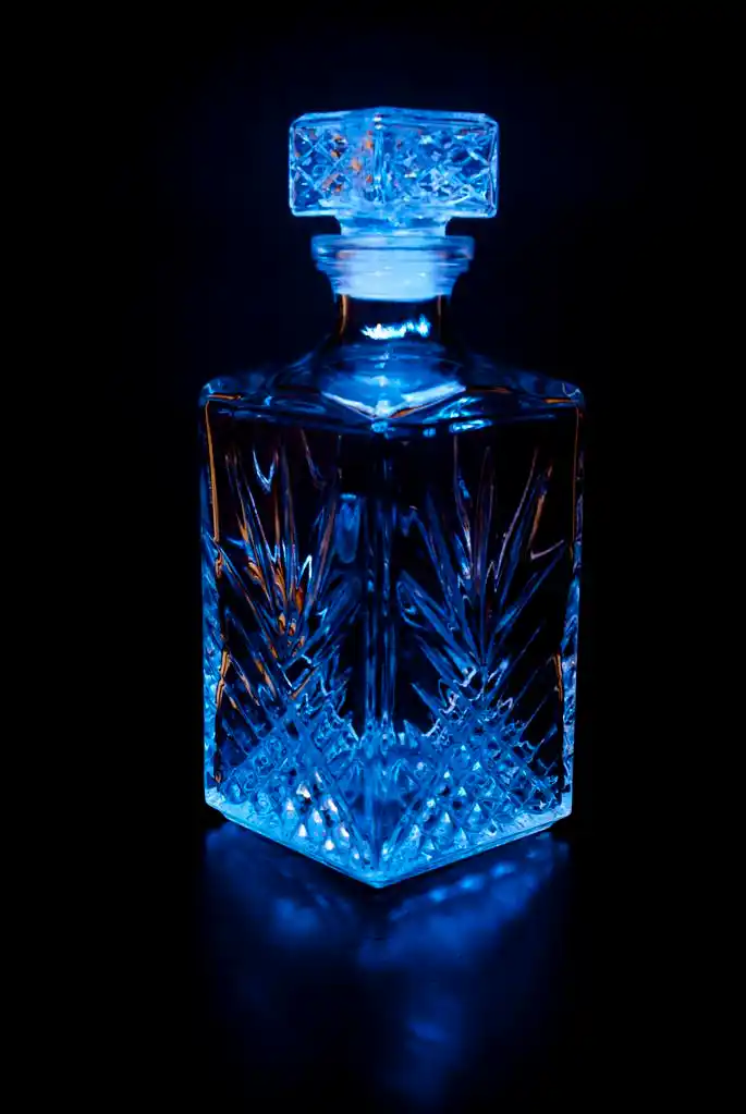 瓶,在黑色背景上的玻璃水瓶