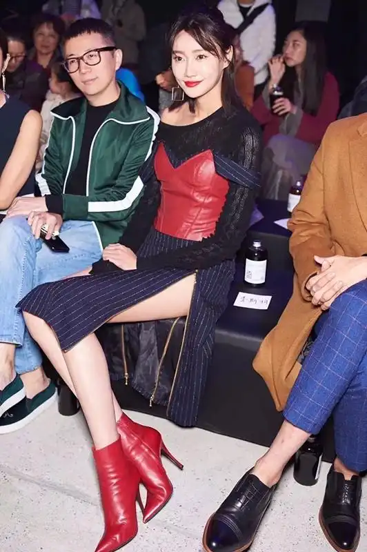 模特李斯羽气质太好了,早期出席活动露肩连衣裙亮相,大秀美腿!