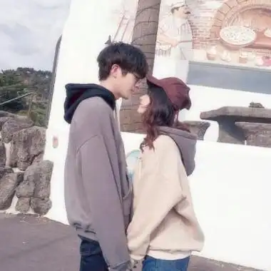 2021情侣头像一男一女清新俏皮高清图片也许是因为她够简单