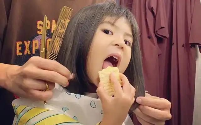 有种"颜值逆袭"叫波妞,跟咘咘剪同款短发后,可爱不输姐姐!