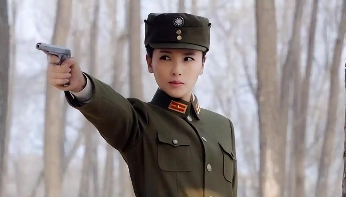 同样是军装照把林志玲和殷桃等女星放在一起看差别出来了