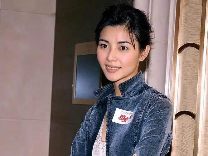 蒙嘉慧否认遭男友郑伊健"逃"婚落泪