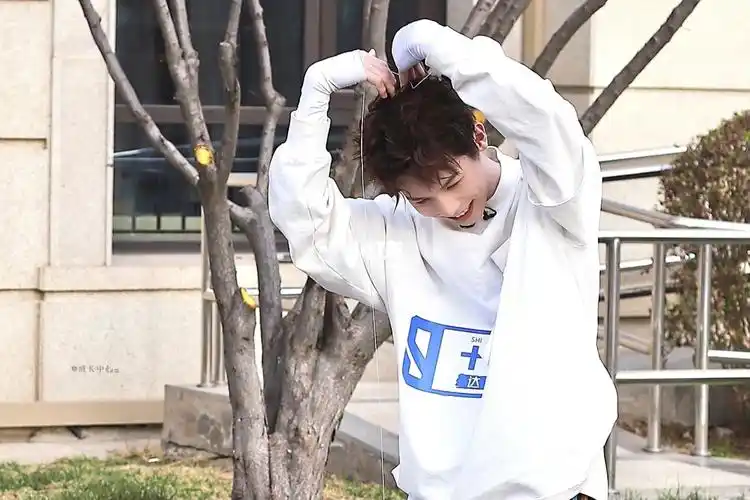 十七壁纸_壁纸_青春有你十七_素材_壁纸