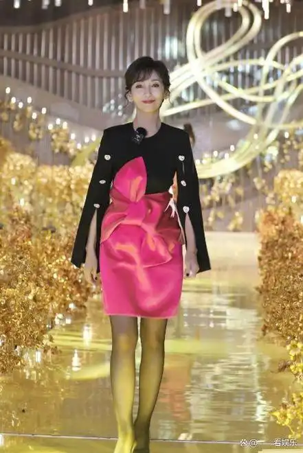 70岁赵雅芝出席活动,衣着优雅,高级感十足,骨子里漂亮