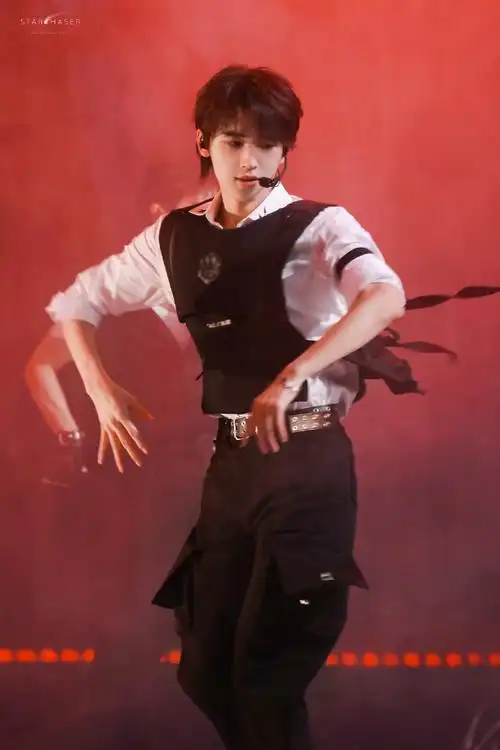 宋亚轩超话等骑士归来永不落幕97@时代少年团-宋亚轩#不设限毕业礼