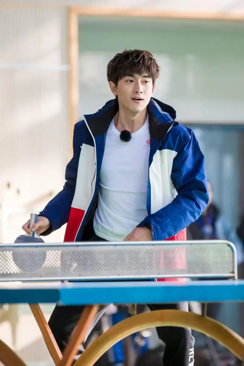 林更新健身照曝光 大胸细腰身材超棒