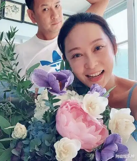 生娃肚皮快撑破,结婚11年都没领证!|傅颖|恋情|杨怡|杨卓娜_网易订阅