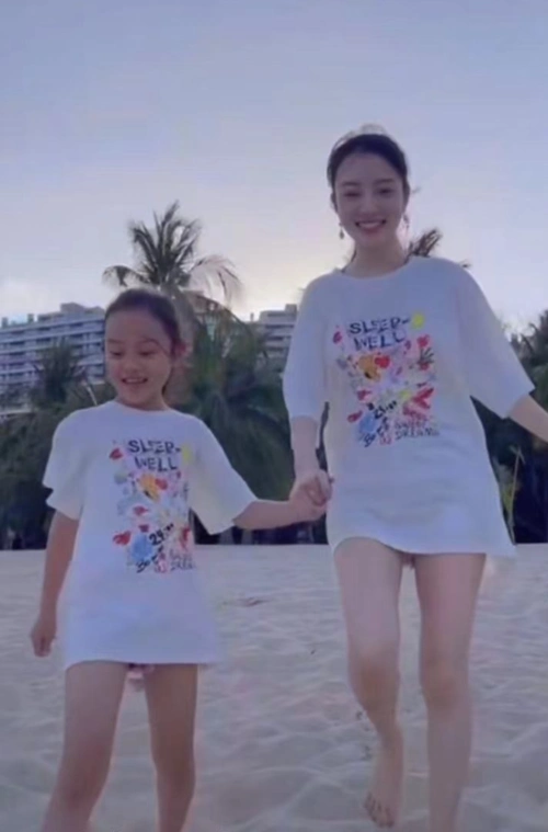 8岁甜馨长大啦!化浓妆穿着时尚t台走秀,气场全开获全场观众猛拍