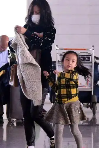 赵薇大儿子正面照曝光!穿衣时髦单眼皮,跟小四月同框长得还挺像