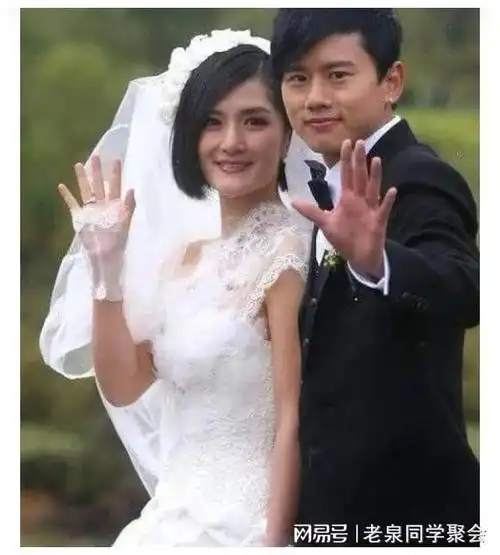 42岁谢娜又怀孕了?大肚子带3个女儿逛商场,孕态十足!