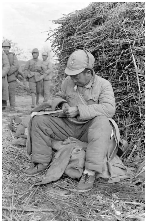 老照片淮海战役战场上的国民党士兵写实