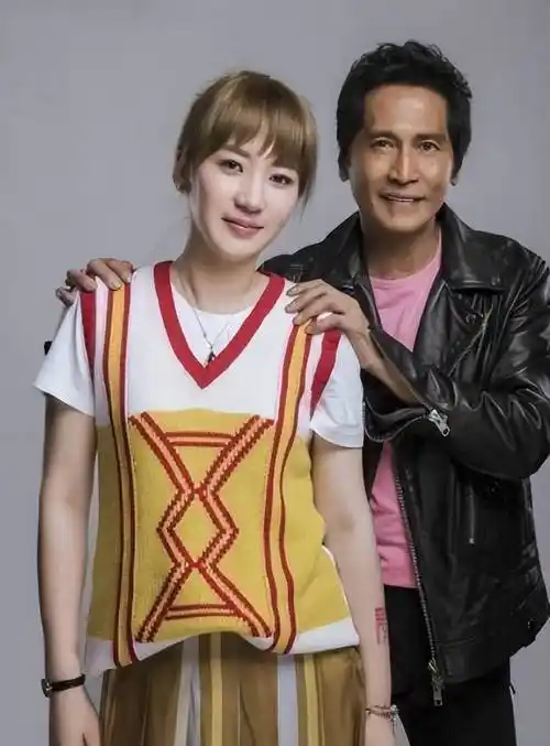 孙丽雅:嫁大24岁歌手齐秦,婚后连生两胎,如今一家四口其乐融融_蜗牛