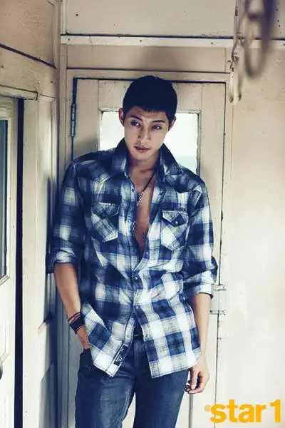 金贤重回归歌坛公开帅气短发写真图