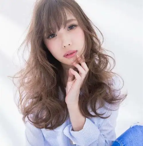 适合圆脸,自然卷女生的长发带刘海发型