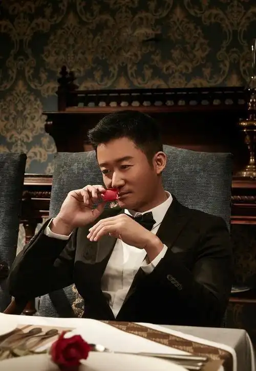 吴京不一样的铁汉柔情吧,可不比小鲜肉们的杂志照差哦~ 西装都是有点