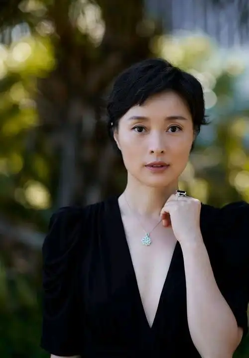 50岁吴越与63岁丁嘉丽海边合照面容娇嫩似少女丁嘉丽头发花白