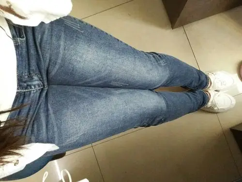 她被人铐上,半蹲着反铐,然后大便拉满一裤裆,接着直接兜着一裤子大便