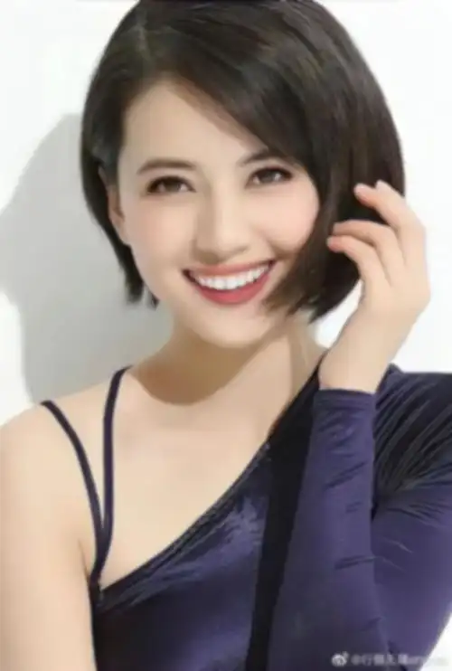 富有青春气息,年轻貌美的女孩