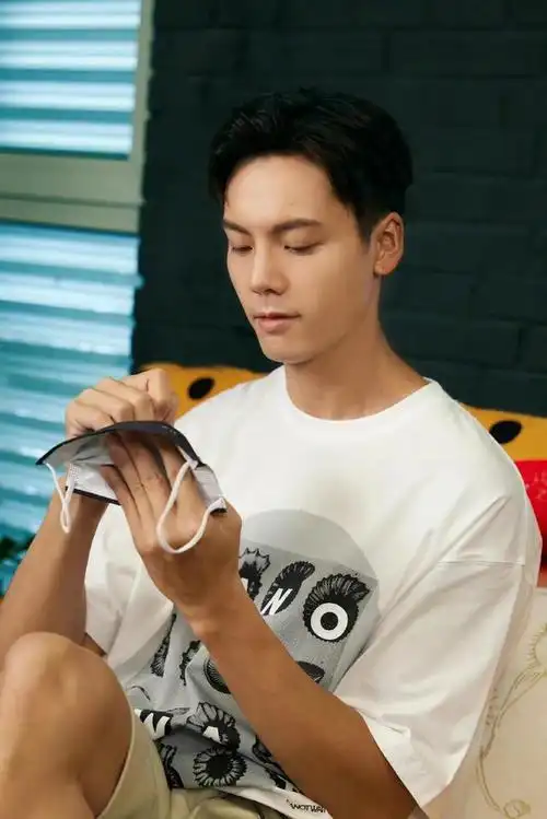 陈伟霆秀对镜自拍,手臂肌肉结实十分抢眼,麒麟臂太羡慕了