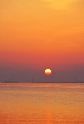 红灿灿的太阳从东方冉冉升起照亮祖国大地摄于大付家庄滨海公园