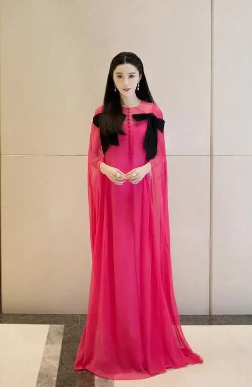 张馨予终于不模仿范冰冰了,网友:我竟然觉得她这样穿比冰冰美!