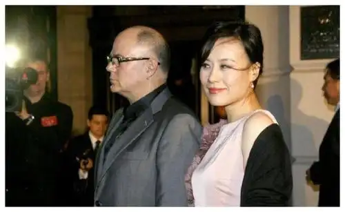 邬君梅在1994年拍摄《消失的儿子》时,认识了自己的丈夫奥斯卡·科斯