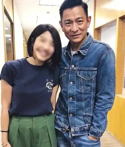 刘德华被女粉丝搂腰合影 意气风发帅气依旧