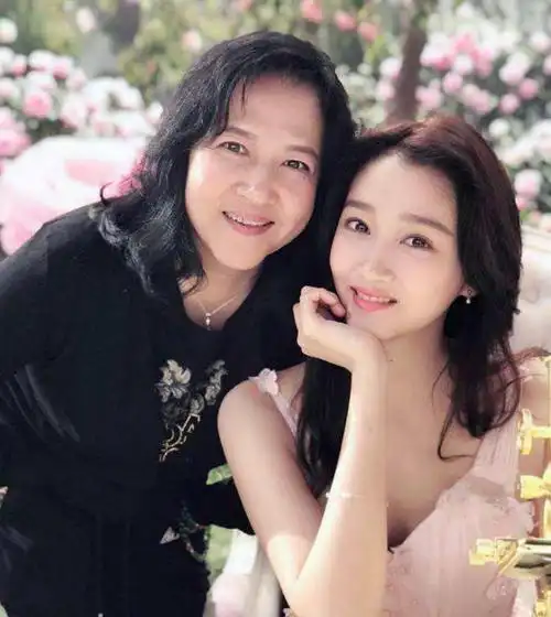 都说关晓彤和妈妈像,看到鞠婧祎妈妈,才知道啥叫"生了个自己"