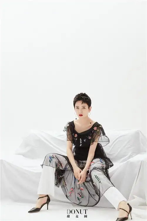 李晓峰最新大片上线 造型多变吸睛