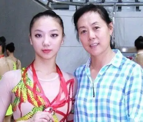 被李雪琴喊话的中国男篮最帅球员杨鸣妻子唐佳良是谁个人资料