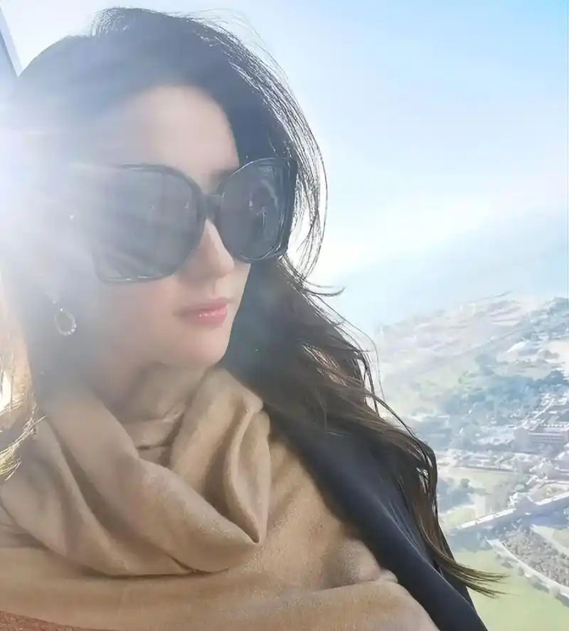 神仙姐姐刘亦菲,晒阿布扎比自拍,异域风情与时尚魅力