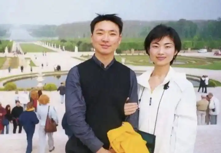 为了跟随丈夫的步伐,刘雅洁也成功进入电视成为编导,两人用现在流行的