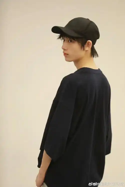 丁程鑫黑衣回眸